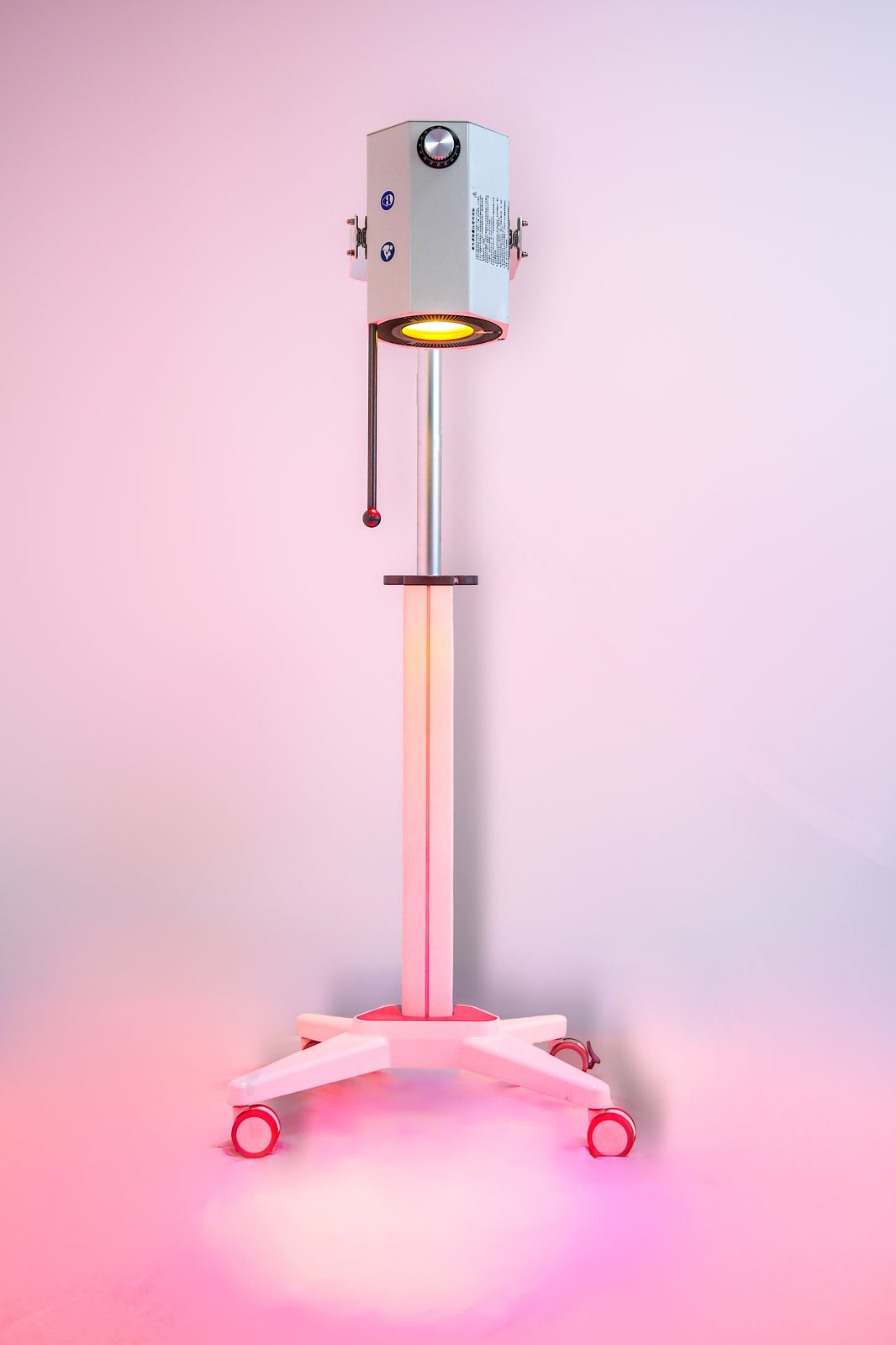 Front view of the CYP8 photothermal support device for professional product evaluation.
